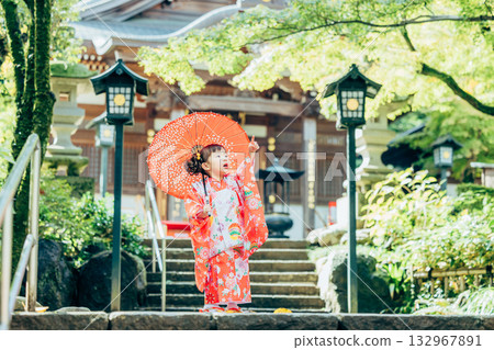 與七五三郎一起參拜神社的少女 132967891