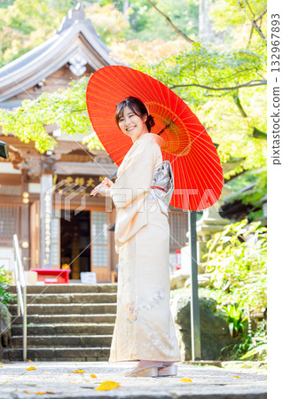 穿著和服、打著日本傘的女人 132967893