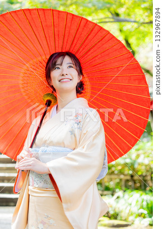 穿著和服、打著日本傘的女人 132967894