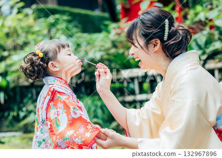 與七五三郎一起參拜神社的少女 132967896