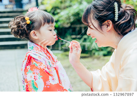 與七五三郎一起參拜神社的少女 132967897