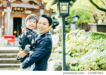 一家人在七五山神社拍照 132967901