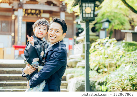 A family taking Shichi-Go-San photos at a shrine 132967902