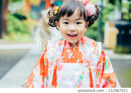 與七五三郎一起參拜神社的少女 132967921