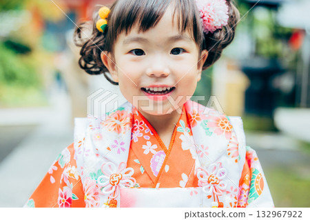 與七五三郎一起參拜神社的少女 132967922