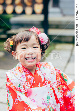 與七五三郎一起參拜神社的少女 132967944