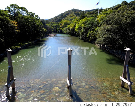 2013年10月17日，從伊勢神宮內宮宇治橋眺望五十鈴川。 132967957