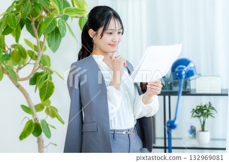 文檔的女商人 132969081