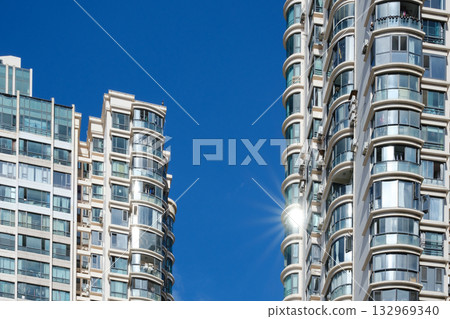 藍天陽光下的城市公寓大樓 132969340