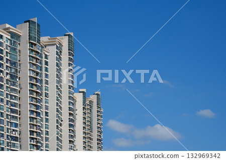 藍天陽光下的城市公寓大樓 132969342