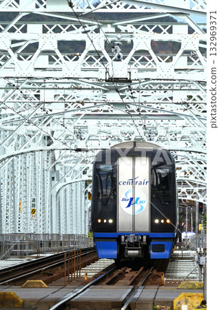 名鐵2000系列「藍慕天2003號」列車駛過犬山橋,車頭塗有新的標誌。 名鐵2000系列「藍慕天2003號」列車駛過犬山橋,車頭塗有新的標誌。 132969371
