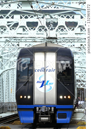 名鐵2000系列「藍慕天2003號」列車駛過犬山橋,車頭塗有新的標誌。 名鐵2000系列「藍慕天2003號」列車駛過犬山橋,車頭塗有新的標誌。 132969372