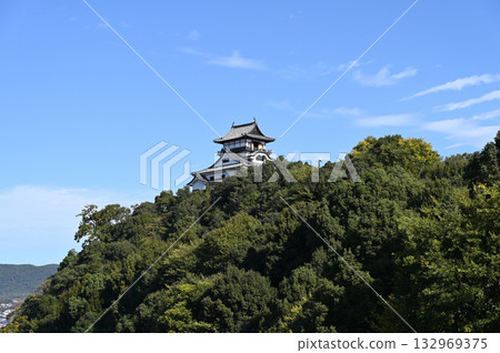 Autumn blue sky and Inuyama Castle 132969375