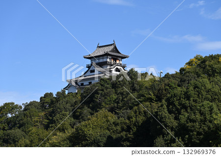 Autumn blue sky and Inuyama Castle Autumn blue sky and Inuyama Castle 132969376