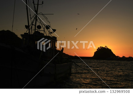 Fishing port dyed in the setting sun 132969508