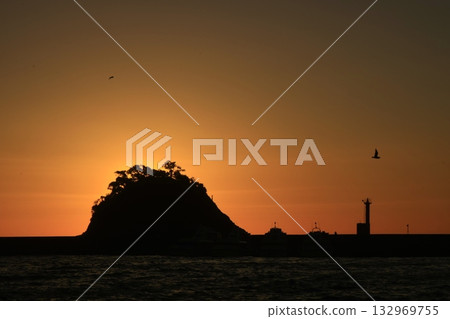 夕陽染紅的漁港 夕陽染紅的漁港 132969755