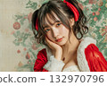 一個穿著聖誕老人服裝的女孩雙手托著下巴，背景則是聖誕插圖。 132970796