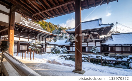 【AI生成影像】冬日雪景下的古老寺廟與城市，景色優美 132970852