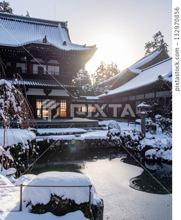 【AI生成影像】冬日雪景下的古老寺廟與城市，景色優美 132970856