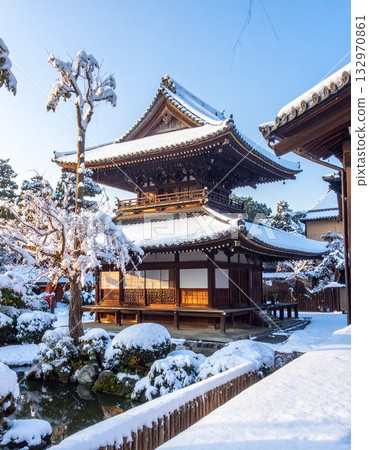 【AI生成影像】冬日雪景下的古老寺廟與城市，景色優美 132970861