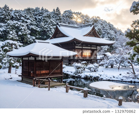 【AI生成影像】冬日雪景下的古老寺廟與城市，景色優美 132970862