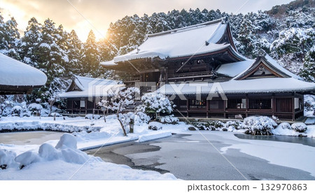 【AI生成影像】冬日雪景下的古老寺廟與城市，景色優美 132970863