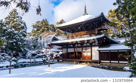 【AI生成影像】冬日雪景下的古老寺廟與城市，景色優美 132970864