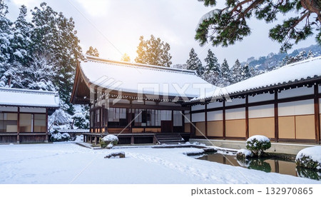 【AI生成影像】冬日雪景下的古老寺廟與城市，景色優美 132970865