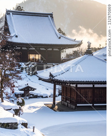 【AI生成影像】冬日雪景下的古老寺廟與城市，景色優美 132970869