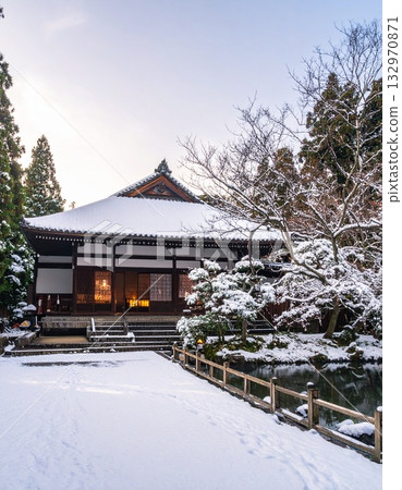 【AI生成影像】冬日雪景下的古老寺廟與城市，景色優美 132970871
