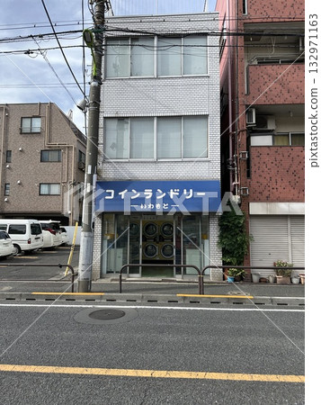 在某個拍攝地點附近，到處都能找到一家自助洗衣店。 132971163