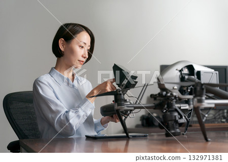 一名女子正在進行無人機維護 132971381