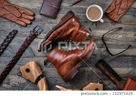 木桌上的翼尖靴和配件 132971626