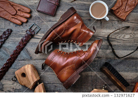 木桌上的翼尖靴和配件 132971627