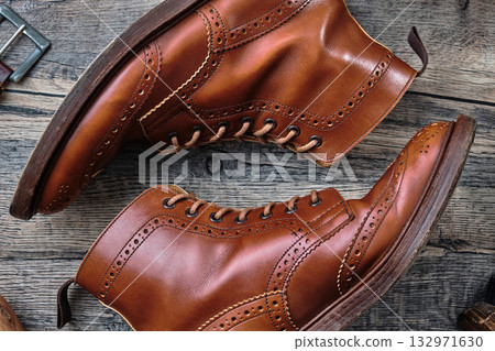 木桌上的翼尖靴和配件 132971630