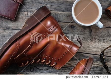 木桌上的翼尖靴和配件 132971631