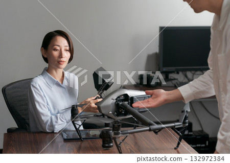一名女子正在接受無人機操作指導 132972384