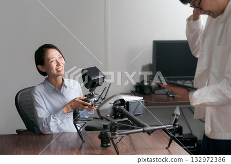 一名女子正在接受無人機操作指導 132972386