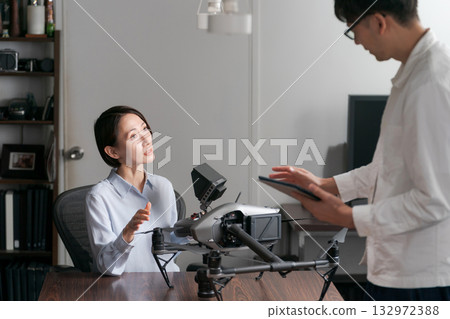 一名女子正在接受無人機操作指導 132972388