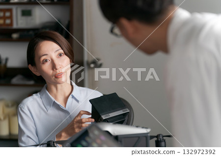 一名女子正在接受無人機操作指導 132972392