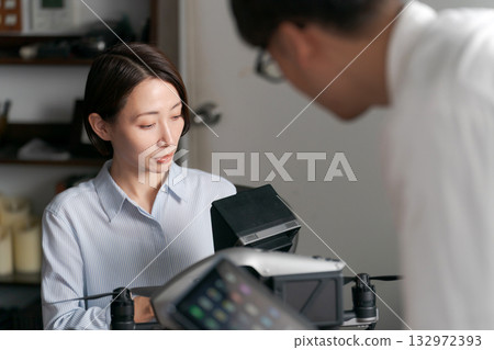 一名女子正在接受無人機操作指導 132972393