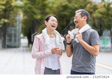 中老年男女正在行走。 132972624