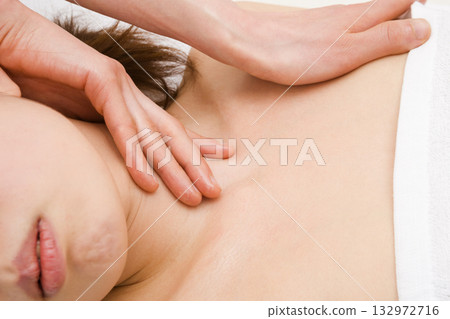 Upper body massage Upper body massage 132972716