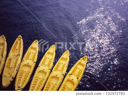 波光粼粼的水面和黃色小船 132972783