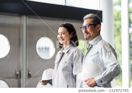 中年及老年男女工地主管。 132972785