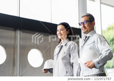 中年及老年男女工地主管。 132972787