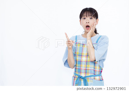 A housewife who is surprised and surprised with her index finger raised 132972901