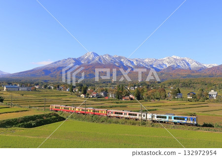 妙高羽間線上的秋葉和妙高山的第一場雪 132972954