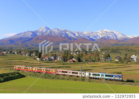 Autumn leaves on the Myoko Haneuma Line and the first snow on Mt. Myoko 132972955