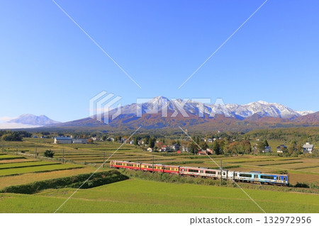 妙高羽間線上的秋葉和妙高山的第一場雪 132972956